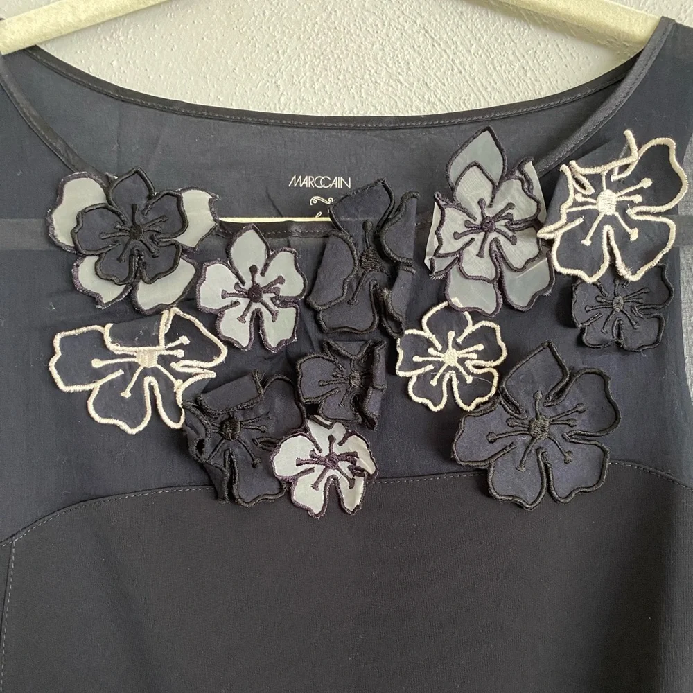 Marc Cain Top Size 8 Navy Blue Lightweight Soft Floral Sleeveless Chic Luxury - Picture 2 of 9